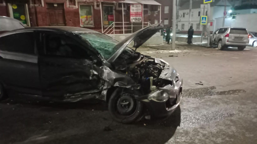 При столкновении Hyundai и Lexus в центре Саратова пострадал водитель