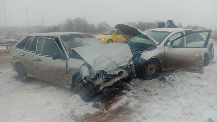В массовой аварии под Марксом пострадали три человека