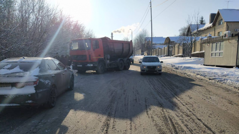 Саратовчанка пострадала при столкновении Мазды с самосвалом коммунальщиков