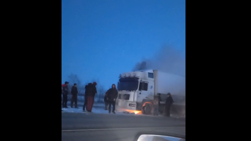 На трассе под Саратовом сгорела фура