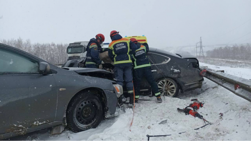 В массовом ДТП на трассе в Саратове пострадали два человека