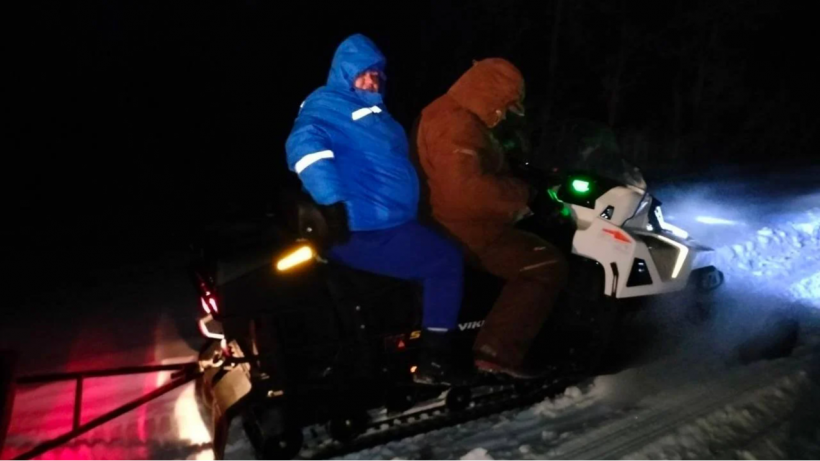 Ночью под Энгельсом спасатели на снегоходе доставили медика к больному пациенту