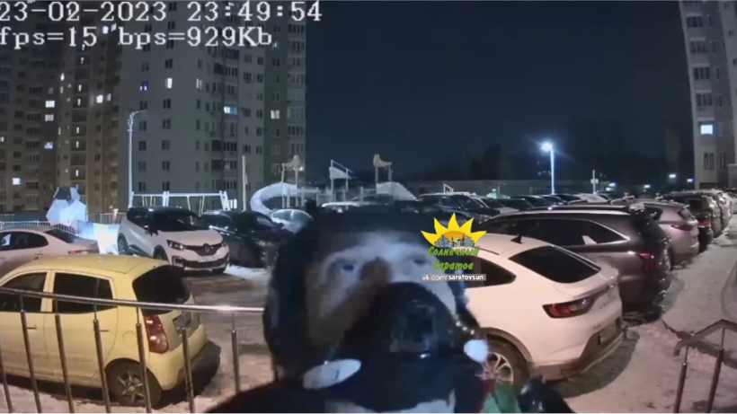 В Саратове экстремал ночью прыгнул с парашютом с крыши высотки и повредил авто