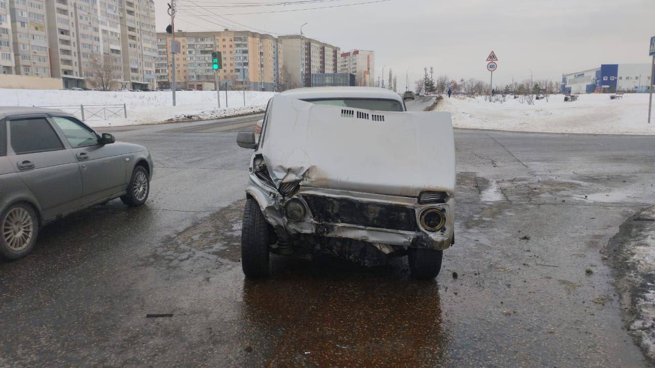 Три человека пострадали в аварии с внедорожником в Саратове