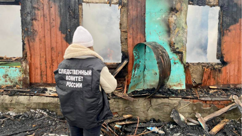 Число жертв при пожаре в Турковском районе выросло до двух