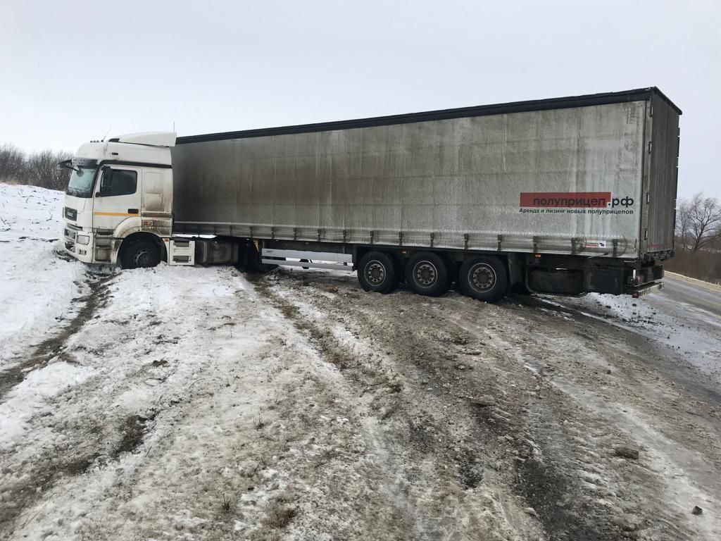 Под Балашовом полицейские достали КамАЗ, вылетевший в кювет