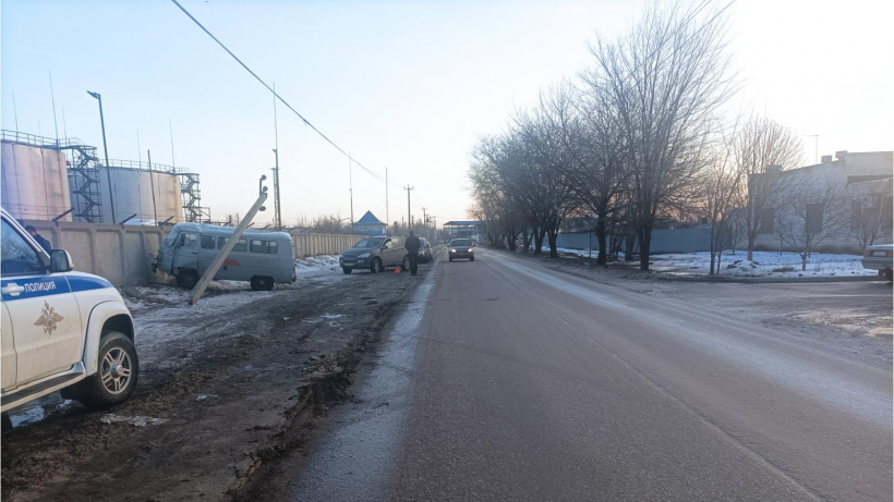 В Энгельсе водитель буханки врезался в столб и попал в больницу