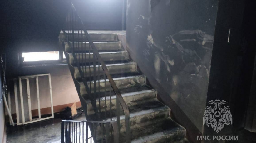 При пожаре в саратовской многоэтажке отравились три взрослых и ребенок