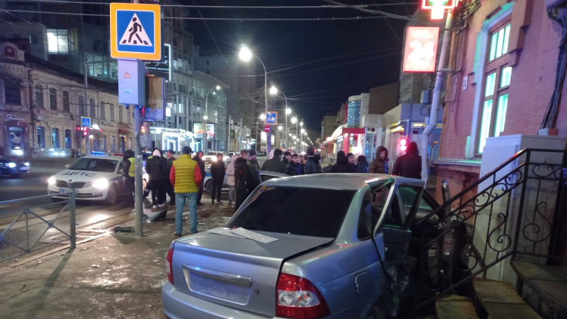 Ночью центре Саратова столкнулись две Приоры. Пострадали шесть человек, включая двоих пешеходов