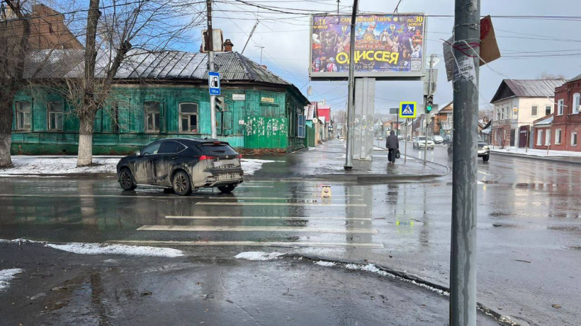 В Саратове элитная иномарка сбила пенсионерку