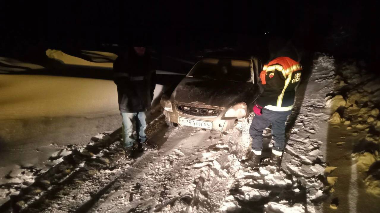 На дороге под Аткарском в снегу застрял автомобиль с четырехлетним пассажиром