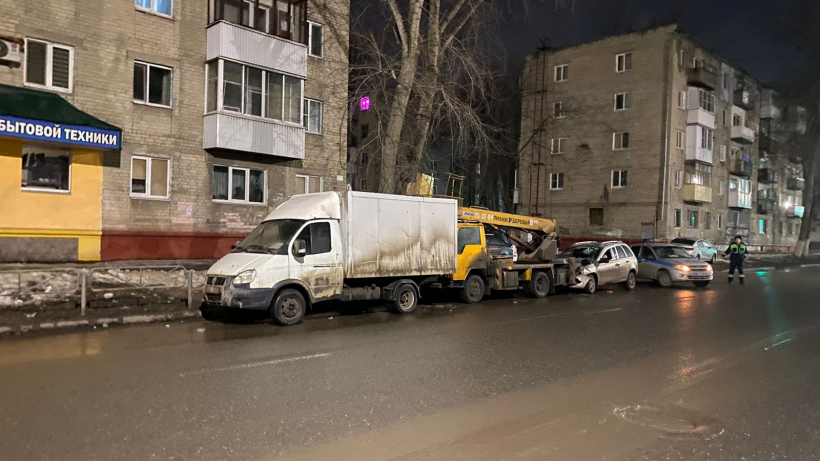 В Заводском районе ночью столкнулись ГАЗель, иномарка и Калина