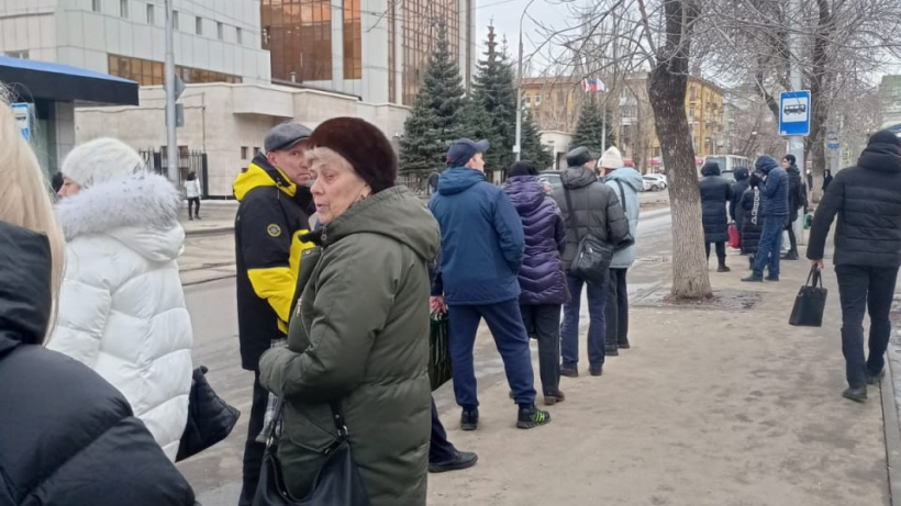 Саратовские чиновники не выявили проблем с расписанием транспорта. На их фотографии очереди на остановках