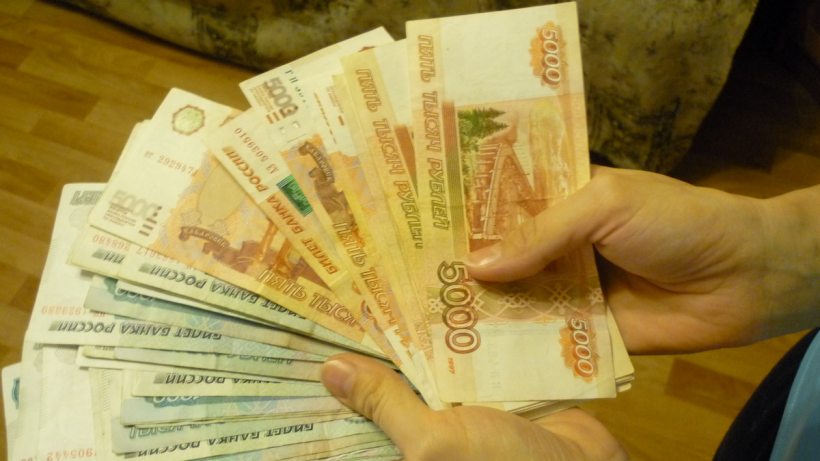 Саратовские женщины просят за работу в среднем на 15 тысяч рублей меньше мужчин
