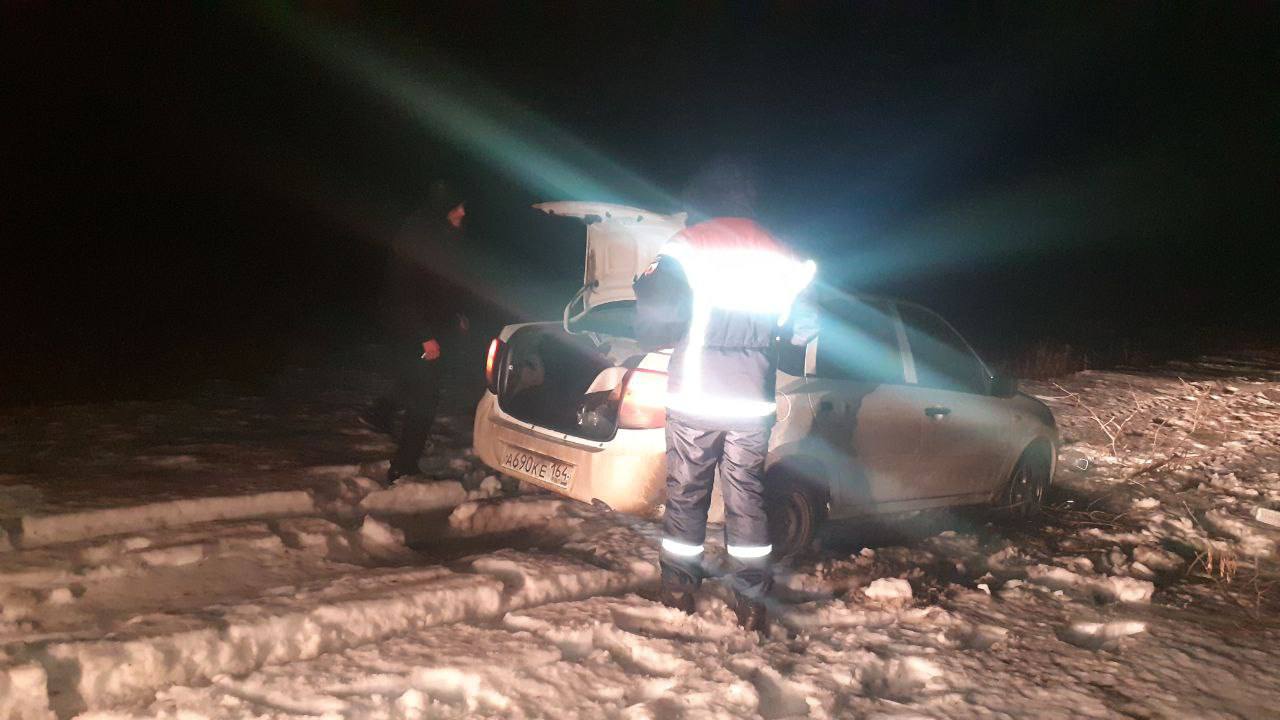 В поле под Аркадаком застрял автомобиль. Молодого мужчину эвакуировали сотрудники облспаса
