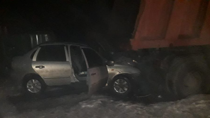 Ночью на дороге в Саратовской области Калина врезалась в самосвал. Водитель погиб