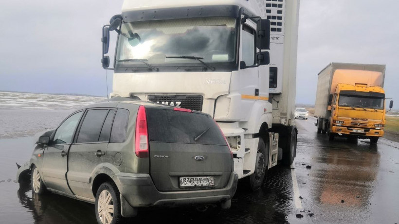 На дороге в Саратовской области иномарка врезалась в грузовик. Две женщины погибли