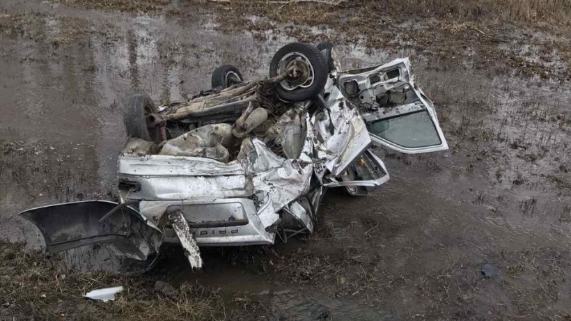 В Саратовской области Приора слетела с дороги и разбилась всмятку