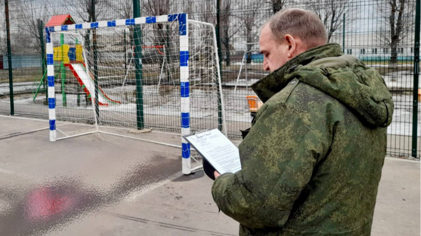 ЧП под Энгельсом. Упавшие на 10-летнюю девочку футбольные ворота не были закреплены