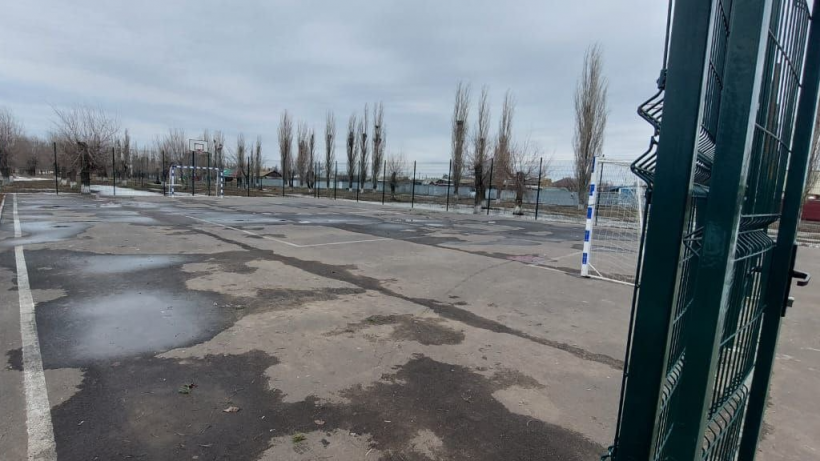 После падения ворот на девочку энгельсский глава района поручил проверить все спортплощадки в районе