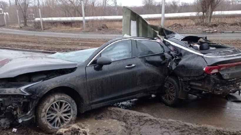В Саратове Киа разорвало напополам о столб. Водитель чудом выжил