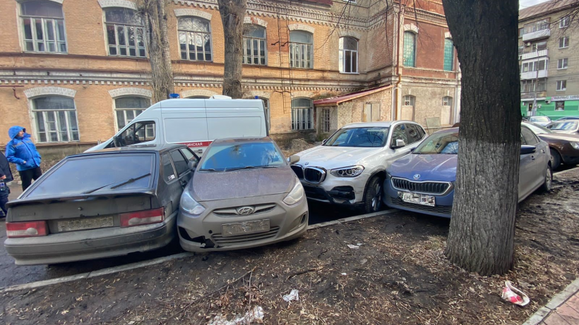 В Саратове женщина на BMW протаранила четыре припаркованных автомобиля и попала в больницу