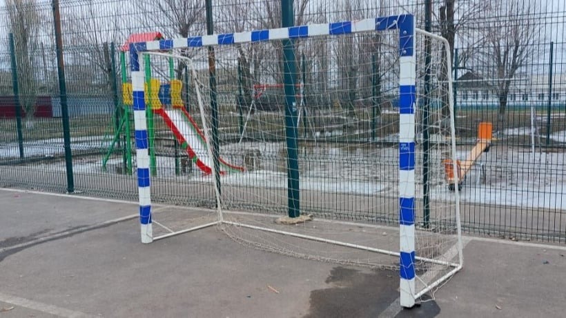 В Энгельсе главе муниципалитета и руководителю фирмы предъявили обвинение после гибели девочки из-за падения футбольных ворот