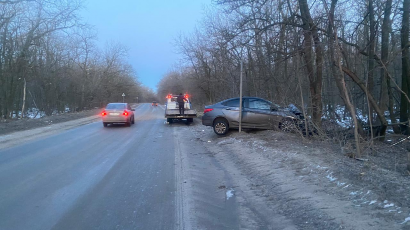 На Кумысной поляне водитель Соляриса съехал с дороги и врезался в дерево