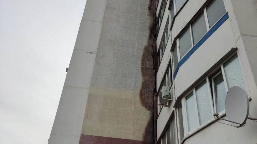 В Балакове посреди дня загорелась стена 10-этажного дома