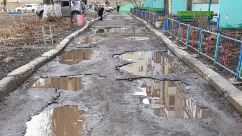 Чиновники рассказали, что двор с ямами и лужами в Заводском районе поставят в очередь на ремонт