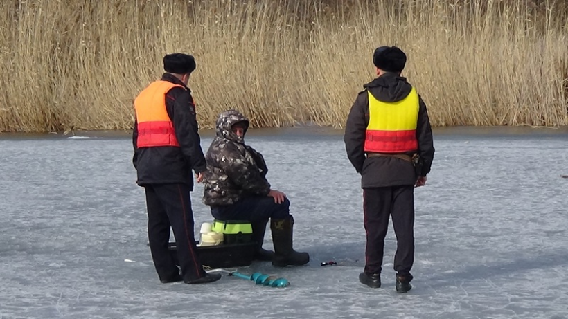 Со льда у базы отдыха в Энгельсе вывели 12 рыбаков, нарушивших запрет правительства