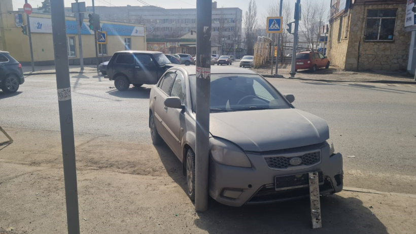 Женщина пострадала при столкновении Киа с Нивой на улице Соколовой в Саратове