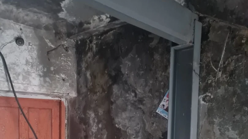 Жительница аварийного дома в Саратове: У нас рухнуло полстены в подъезде