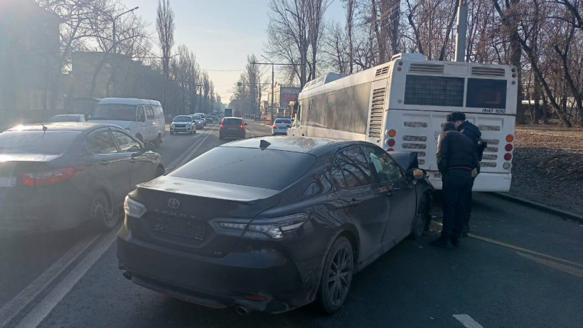 Утром в Саратове автобус 53 столкнулся с иномаркой. Пострадал мужчина