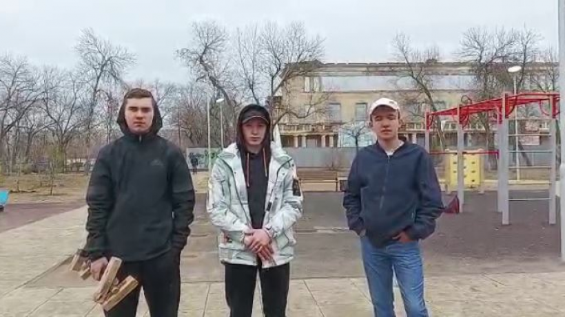 Молодые жители энгельсской Летки пожаловались на демонтаж воркаут-площадки. Бусаргин пообещал им новую