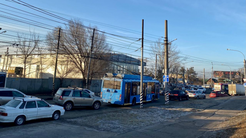 Сильный затор образовался в час пик у моста Саратов-Энгельс