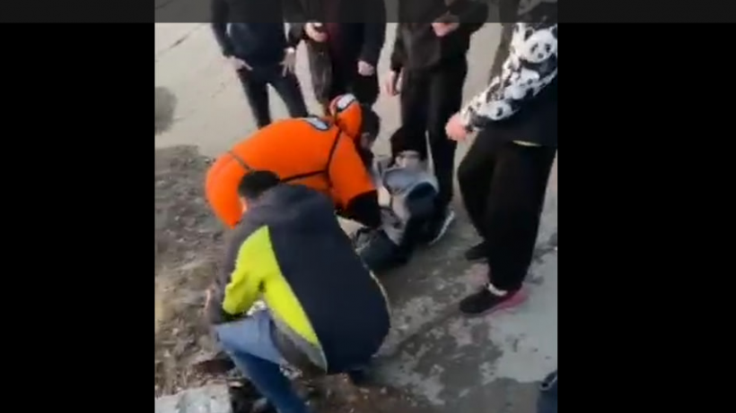 В Балакове сотрудники горбольницы спасли тонущего человека