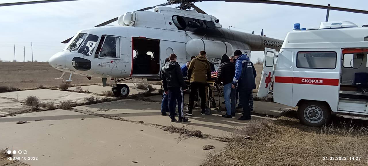 Вертолет санавиации доставил пострадавшего в ДТП из Питерского района в Саратов