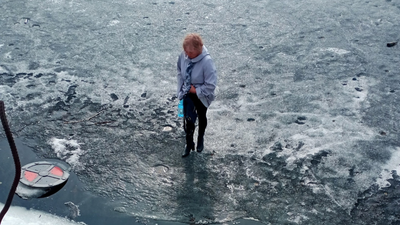 Балаковские спасатели эвакуировали женщину с тонкого льда Волги