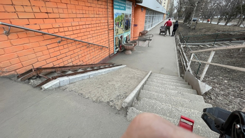 Саратовское минтруда обратилось в мэрию из-за жалобы инвалида на отсутствие пандуса у соцучреждения
