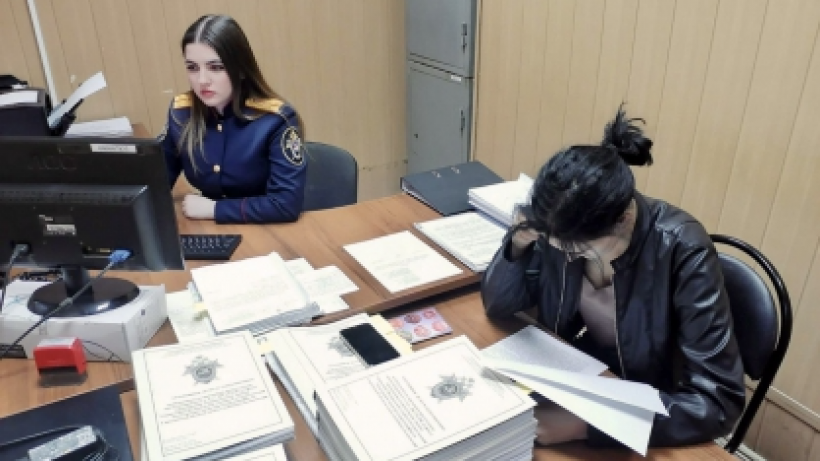 По требованию Бастрыкина на 19-летнюю саратовчанку после плевка в Вечный огонь возбудили дело о надругательстве над могилами