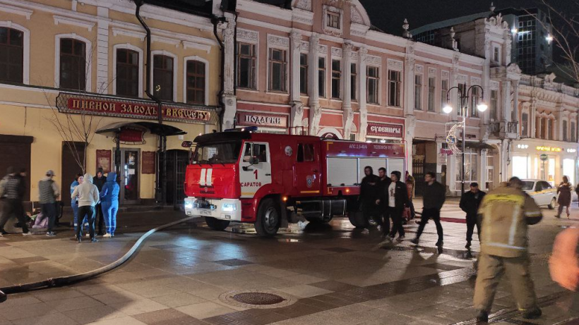 Пожарные эвакуировали пять человек из дома рядом с консерваторией в Саратове