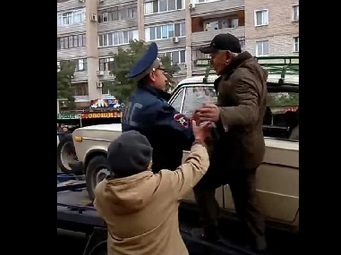 Саратовские полицейские эвакуировали автомобиль у пенсионеров, приехавших за картошкой