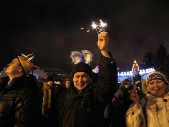 На Театральной площади в Саратове встретили Новый год две тысяч горожан