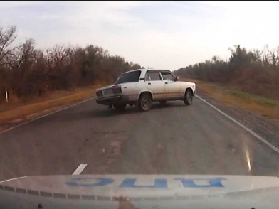 В Энгельсском районе полицейские преследовали пьяного угонщика. Видео