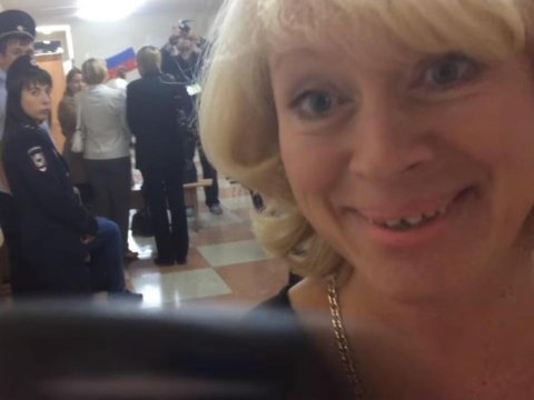 Директор школы Марина Радаева кривляется на избирательном участке. Видео