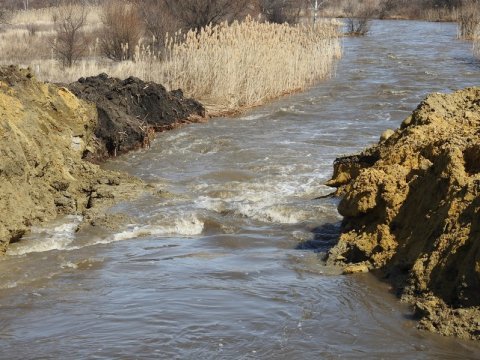 Из-за паводка на трассе Саратов-Пенза образовался трехметровый провал