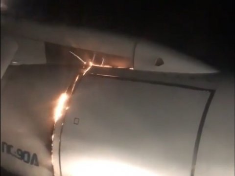 Лайнер Red Wings вернули в Уфу из-за загоревшегося двигателя