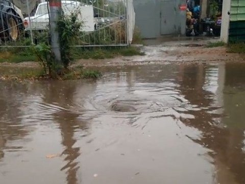 Дождь в Саратове. Жители заметили коммунальные «воронки» и «водопады»