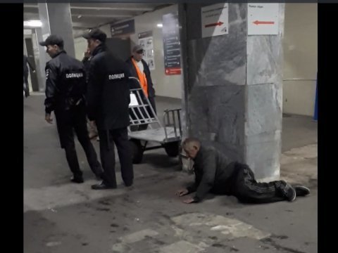 Очевидец: На саратовском вокзале полицейские бросили лежать пьяного мужчину
